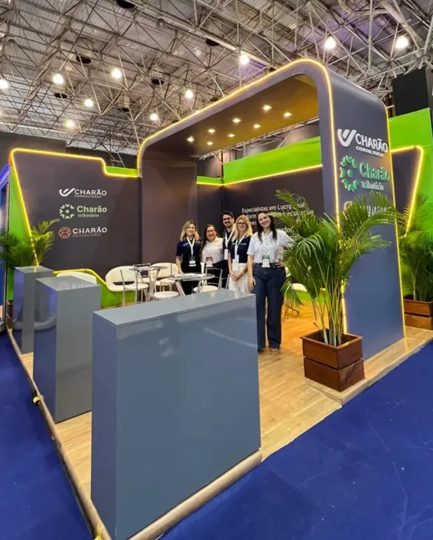 Estande do Grupo Charão na AMASE Big Show, com a equipe e as marcas das três empresas